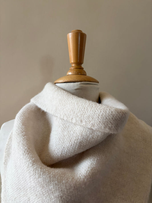 Écharpe triangle crème