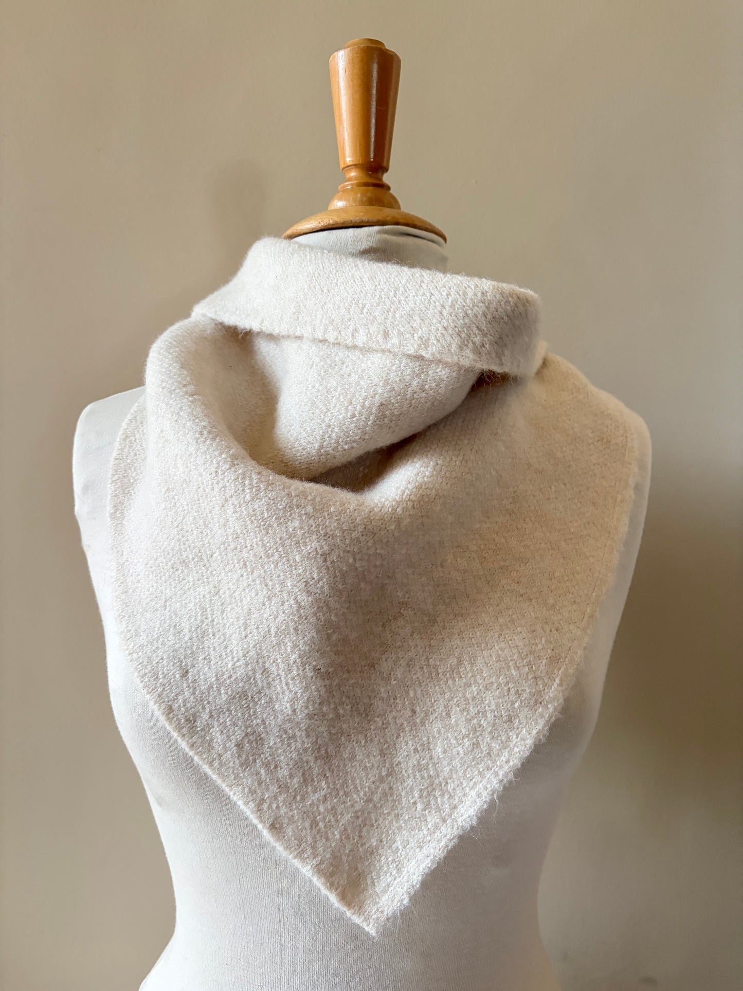 Écharpe triangle crème