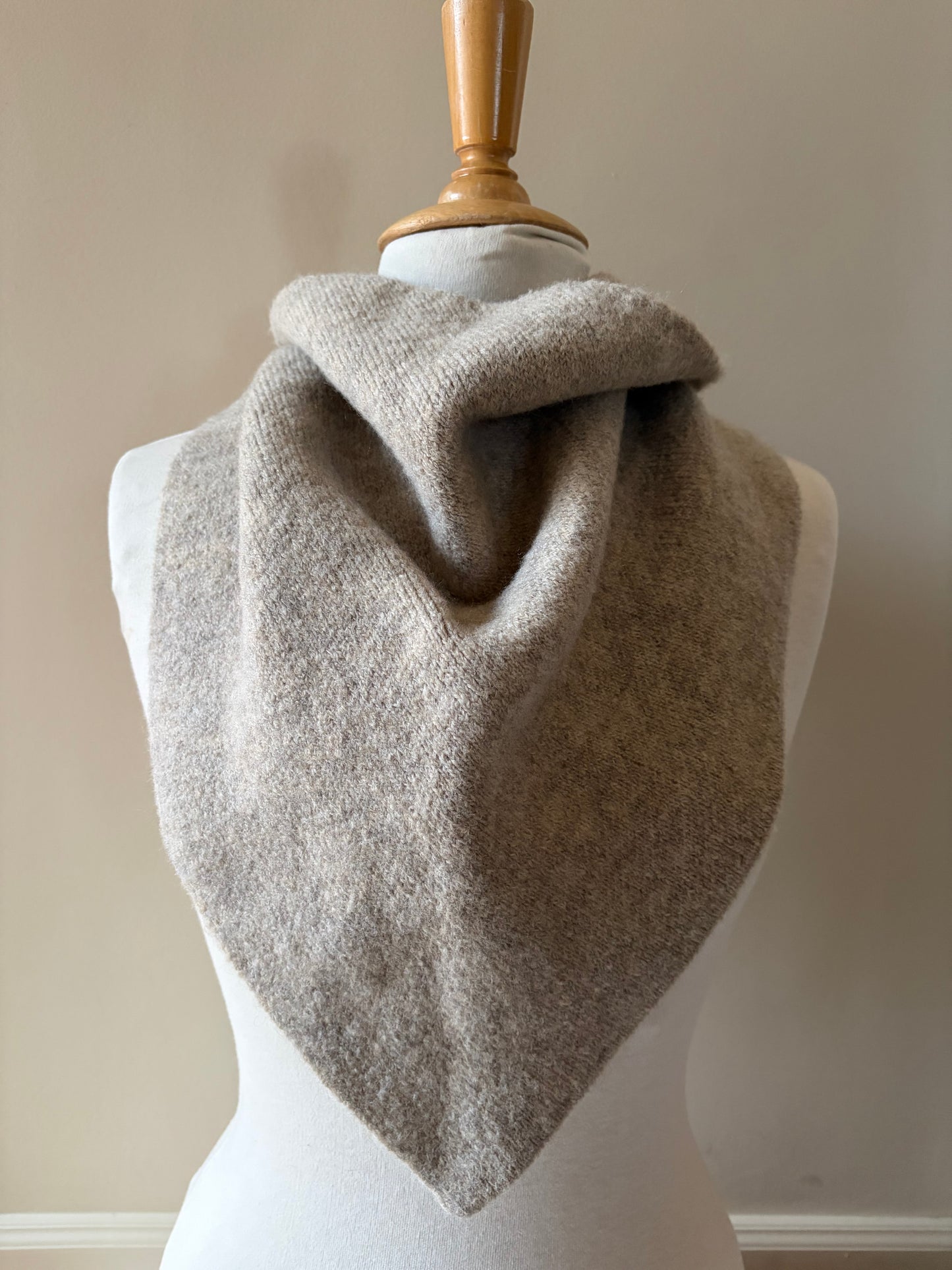 Écharpe triangle taupe