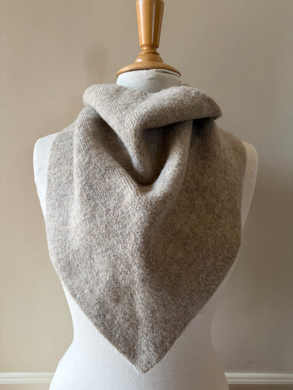 Écharpe triangle taupe